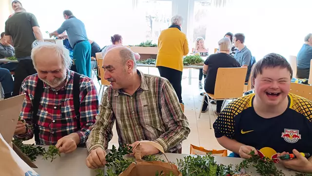 Die Arbeitsgruppe Freistadt/Unterweißenbach der Lebenshilfe OÖ beim gemeinsamen Palmbuschen-Binden. | Foto: Lebenshilfe OÖ