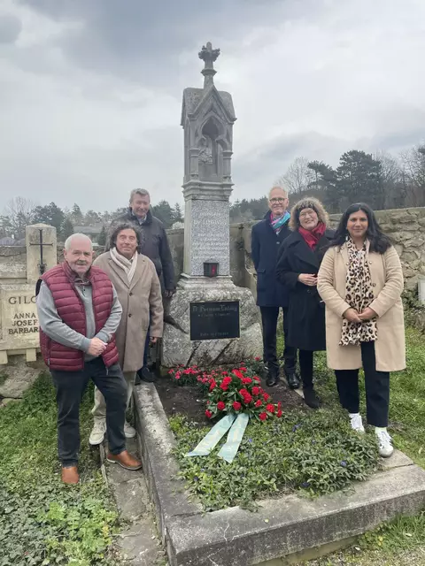 vlnr GR aD Rudolf Mang, GR Kurt Meissner, gf. GR Martin Kernreiter (Bisamberg&amp;Klein-Engersdorf), GR Mag. H. Ortwin Wirnig MMSc, VBgm Helga Ronge (Enzersfeld&amp;Königsbrunn), gf. GR Manvinder Gill | Foto: Friedhof HagenbrunnFoto Friedhof Hagenbrunn 2. 4.2025, vlnr GR aD Rudolf Mang, GR Kurt Meissner, gf. GR Martin Kernreiter (Bisamberg&amp;Klein-Engersdorf), GR Mag. H. Ortwin Wirnig MMSc, VBgm Helga Ronge (Enzersfeld&amp;Königsbrunn), gf. GR Manvinder Gill