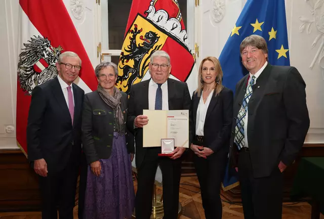  Helmut Klose (m.) erhielt das Verdienstzeichen.  | Foto: LMZ/Franz Neumayr