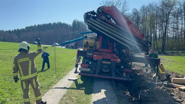 Die Feuerwehr Blindenmarkt wurde zu einer Lkw-Bergung alarmiert.  | Foto: DOKU-NÖ