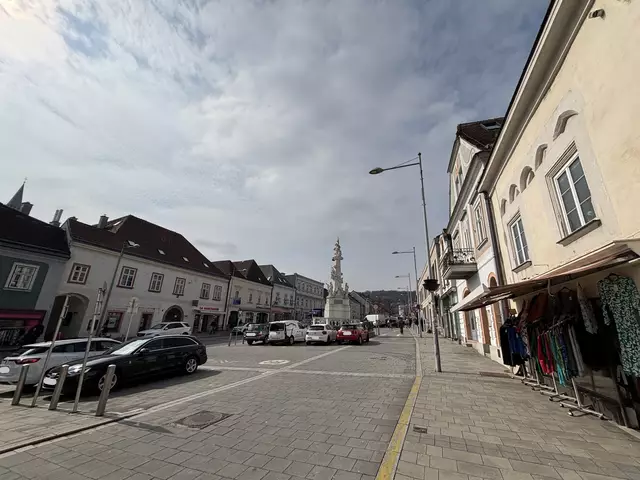 Das Straßenkunstprojekt findet am anderen Ende des Stadtplatzes statt. | Foto: MeinBezirk/Seebacher