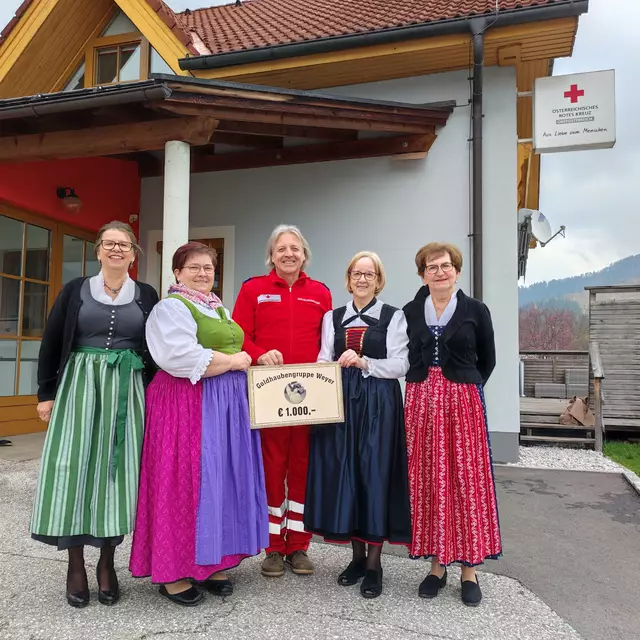  Kassierin Erni Maderthaner, Obfrau-Stellvertreterin Brigitte Streicher, Ortsstellenleiter Adolf Brunnthaler, Obfrau Christine Wildling und Renate Seifert (v. li.). | Foto: Rotes Kreuz Weyer