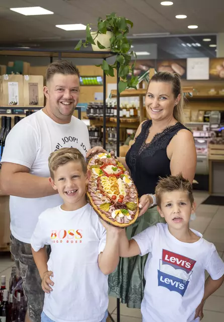 Die Familie Florian und Jasmin Zach arbeitet bereits seit Mitte Jänner an den Osterspezialitäten | Foto: AMA Gütesiegel