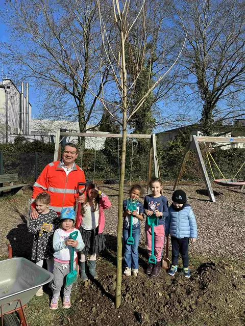 Dank tatkräftiger Unterstützung aus dem Kindergarten HaidPark wurde der Baum erfolgreich gepflanzt. | Foto: Stadtarchiv Ansfelden