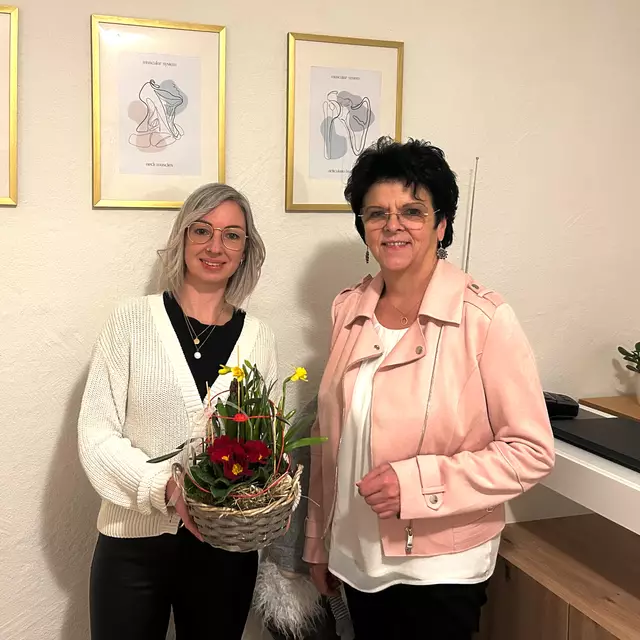 Waltraud Schwammer gratuliert herzlichst Romana Kogler zur Eröffnung ihrer Praxis für medizinischen Massagen. | Foto: KK