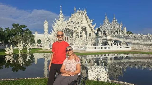 Theresia und Hans Gallistl besichtigten den „Weißen Tempel“- eine moderne Tempelanlage in Thailand. | Foto: Gallistl