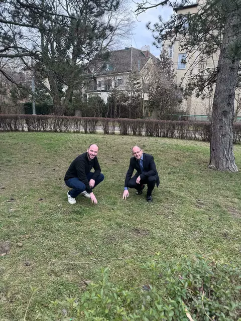 Bakri Hallak (l.) mit Marcel Höckner (beide SPÖ) auf dem Rasen, der bald zur Blumenwiese wird.  | Foto: SPÖ Hietzing