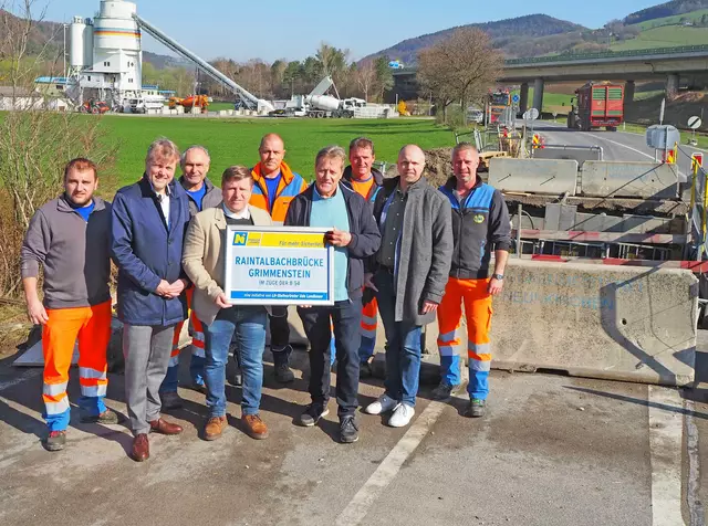 Matthias Pöll (Brückenmeisterei Neunkirchen), Klaus Längauer (Leiter der NÖ Straßenbauabteilung Wr. Neustadt), Christian Brandstädter (Brückenmeisterei Neunkirchen), LA Jürgen Handler, Hermann Kanzler (Brückenmeisterei Neunkirchen), Engelbert Pichler (Bgm. Grimmenstein), Franz Heissenberger (Brückenmeisterei Neunkirchen), Markus Planker (Leiter der Brückenmeisterei Neunkirchen), Robert Steiner (Brückenmeisterei Neunkirchen). | Foto: NÖ STD