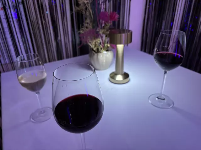 Neben Spirituosen gab es auch hervorragenden Wein. | Foto: Rebekka Sadiki-Peckary