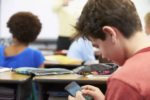 Smartphones lenken oft vom Lernen ab. | Foto: Monkeybusiness/PantherMedia