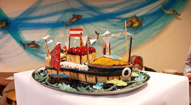 Die Torte ließen sich alle schmecken. Besonders lustig fand man die Gummihaifische, welche symbolisch für die Immobilienhaie der Kopf abgebissen werden konnte. | Foto: Regina Gruber