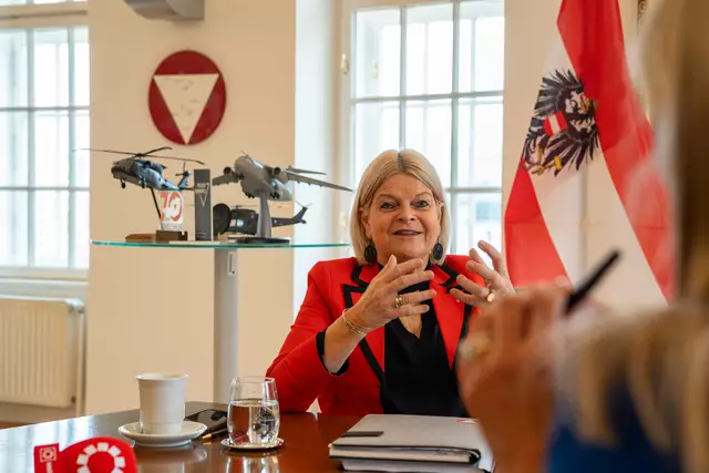 Klaudia Tanner: Insgesamt werden 36 Black Hawk-Hubschrauber zur Verfügung stehen. | Foto: Martin Baumgartner