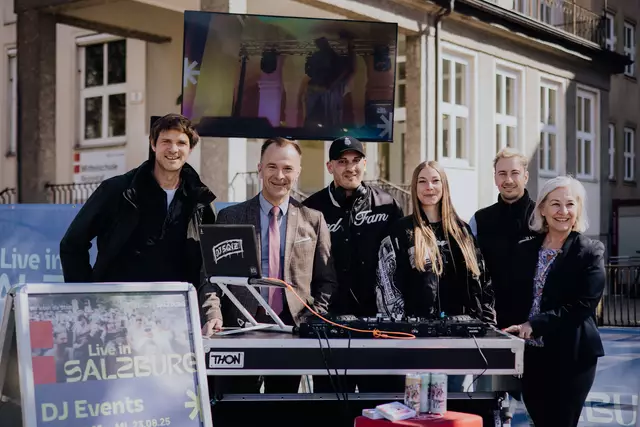 Am gestrigen Donnerstag, 04. April 2025, wurde das Programms von "Live in Salzburg 2025" in Nonntal präsentiert.
V.l.n.r.: Jugendbeauftragter Lukas Holzmann, Bürgermeister Bernhard Auinger, DJ Squiz und Vanessa Jameson, Kurator Michael Mörth und Jugendstadträtin Andrea Brandner. | Foto: Martin&Klein