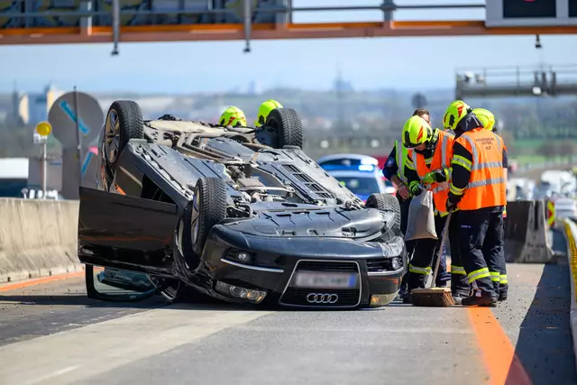 Entwarnung an der Unfallstelle: Die Person war nicht eingeklemmt. | Foto: fotokerschi.at/Werner Kerschbaummayr