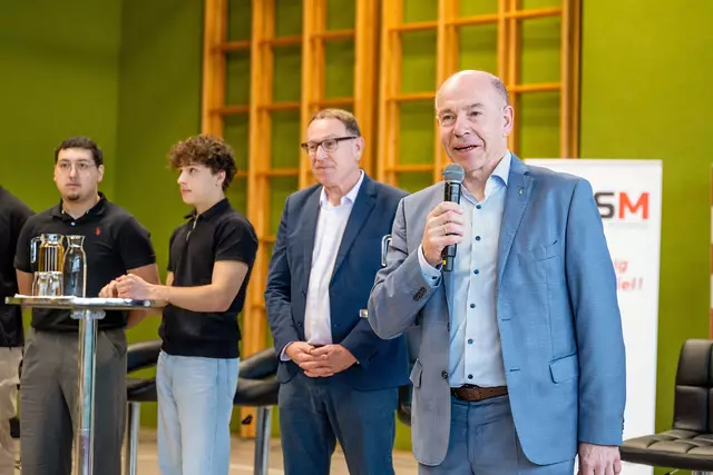 Landtagspräsident Max Hiegelsberger stellte sich den Fragen der Berufsschüler. | Foto: Hans Luttinger