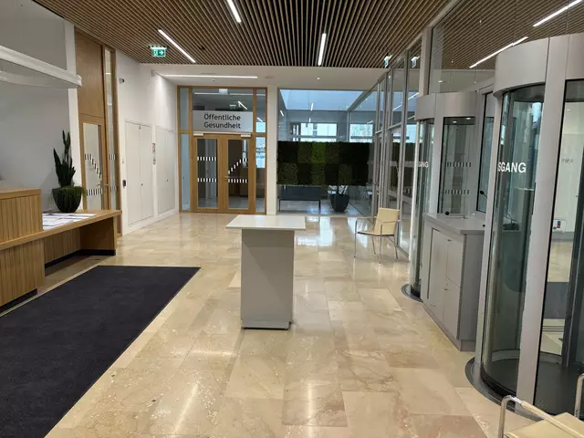 Ein Blick in das Innere der Bezirkshauptmannschaft Salzburg-Umgebung. | Foto: Emanuel Hasenauer