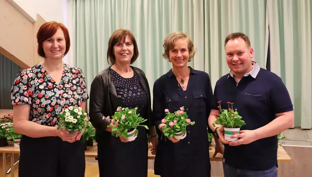 Bibliotheksleiterin Birgit Lackner, Vzbgm. Ingrid Baumhackl, Angelika Ertl und GR Andreas Truchses luden zum Abend für Gartenfreunde. | Foto: Edith Ertl