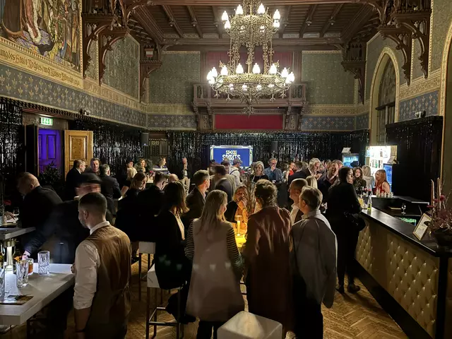 Die Besucherinnen und Besucher konnten das Ambiente der 1920er auskosten. | Foto: Rebekka Sadiki-Peckary