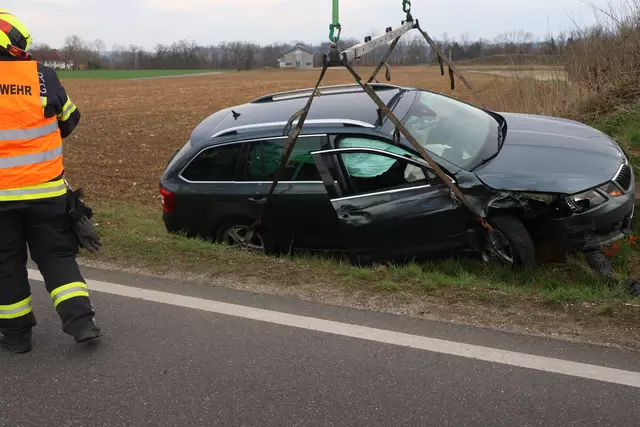 Auf der Wiener Straße in Edt bei Lambach krachen zwei Kleintransporter und ein Skoda-Kombi zusammen, was zu einem erheblichen Stau führte. | Foto: laumat.at