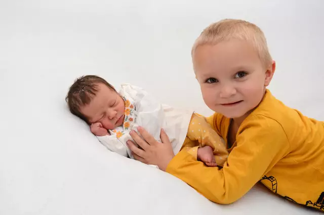 Name: Rosalia mit Bruder Luca
Geburtsdatum: 25.03.2025
Gewicht: 2.460 g
Größe: 47 cm
Eltern: Beatrice Mantl und Ewald Reiter aus St.Stefan ob Leoben | Foto: Babysmile