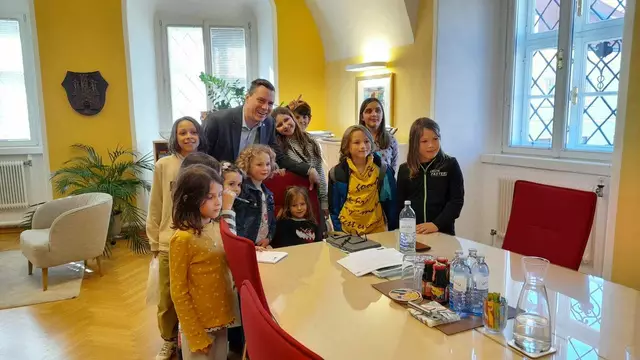 Die Kinder und Jugendlichen kamen ins Rathaus. | Foto: Freiraumschule Kritzendorf