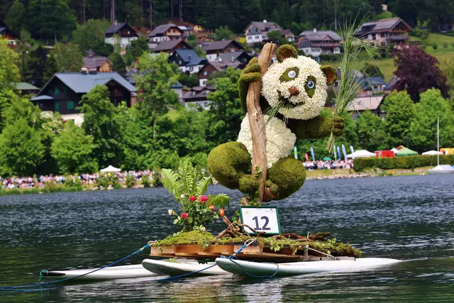 Bei den Junioren gewannen die Freller Juniors mit Bertl, dem Panda. | Foto: Narzissenfestverein