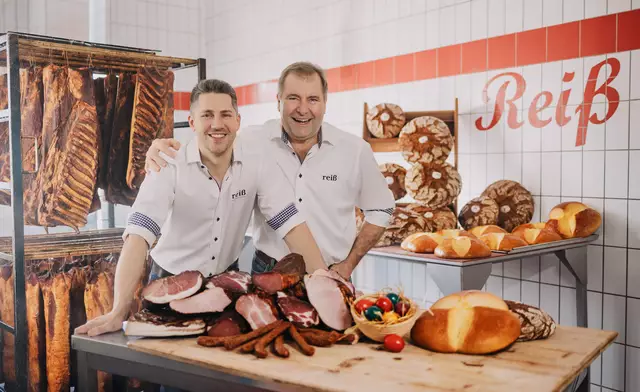 Bereits seit über dreißig Jahren führt Siegbert Reiß (re.) den Hof in Purgstall bei Eggersdorf, seit 2006 hilft Sohn Siegmar (li.) mit. Ihre Fähigkeiten sowie die Liebe der beiden zu Land, Leuten und Tieren macht einen Besuch zum besonderen Erlebnis. Vater und Sohn bestehen auf ein offenes Miteinander und Ehrlichkeit bei den Produkten. | Foto: Karl Schrotter