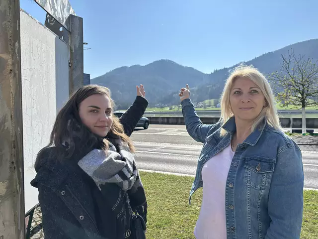 Die neue Wirtin Manuela Duric (links) und Sabine Temper, Schriftführerin des Touristenclubs Sektion Strudengau, zeigen in Richtung des Standorts. | Foto: MeinBezirk Perg/Köck