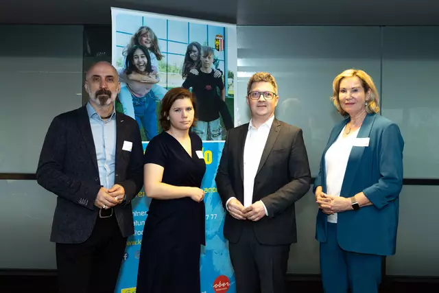 KiJA OÖ-Fachtagung „Extrem – Digitalisierung &amp; (De-)Radikalisierung“ mit Integrations- und Diversitätsexperte Kenan Dogan Güngör, Buchautorin und Journalistin Ingrid Brodnig, Kinderschutz-Landesrat Michael Lindner und Kinder- und Jugendanwältin Christine Winkler-Kirchberger (v .l.).  | Foto: Land OÖ/Andreas Krenn