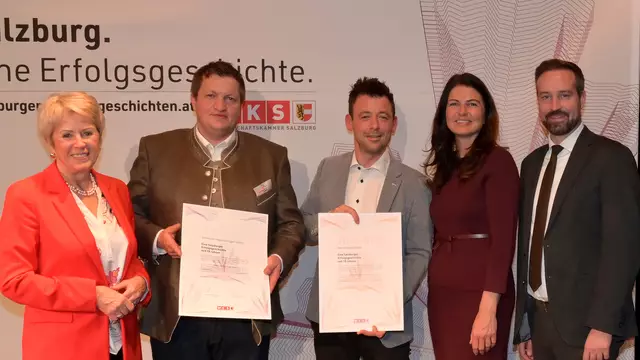 WKS-Vizepräsidentin Andrea Stifter, Martin Egger (Zimmerei-Holzbau Egger GmbH, Dorfgastein), Thomas Hacksteiner (narrischguat GmbH, Schwarzach), WKS-Bezirksstellenobfrau Elke Steinbacher und LH-Stv. Stefan Schnöll (v. l. n. r.) bei der Ehrung in St. Johann. | Foto: WKS/fotochech