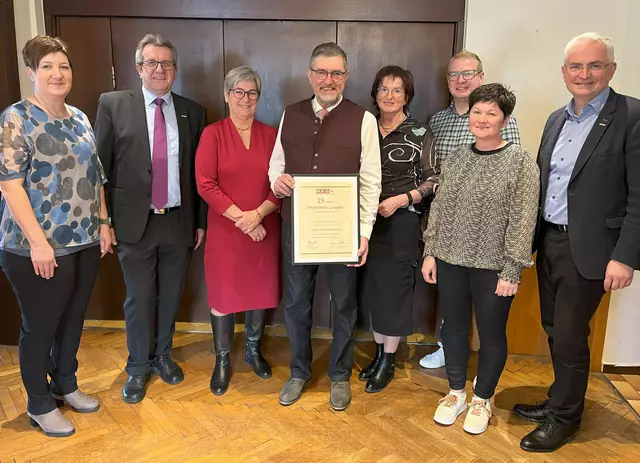 v.l.: Gertrude Baumgartner, WK Obmann Gottfried Pilz, Gabriele Pechhacker, Leopold Pechhacker, Berta Schachner, Robert Gremel, Christa Reisinger und WK Leiter Andreas Geierlehner. Der langjährige Unternehmer ist nun im wohlverdienten Ruhestand. | Foto: Mona Karan