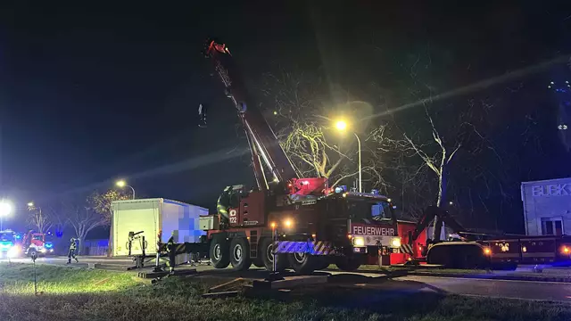 Die Feuerwehren Schwechat und Mödling setzen ihre Autokrane ein, um den Aufleger anzuheben | Foto: Doku NÖ