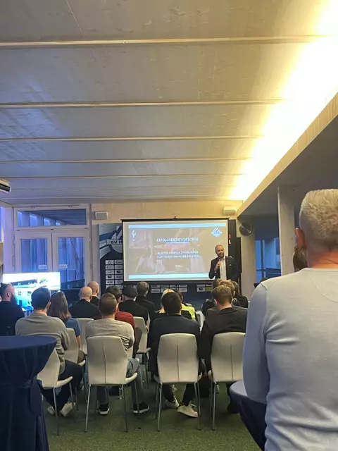 Beim abschließenden Networking bei einem kleinen Buffet nutzten die Gäste die Gelegenheit, sich auszutauschen, neue Kontakte zu knüpfen und wertvolle Impulse aus den Vorträgen weiterzuführen.  | Foto: Dominik Krautgartner