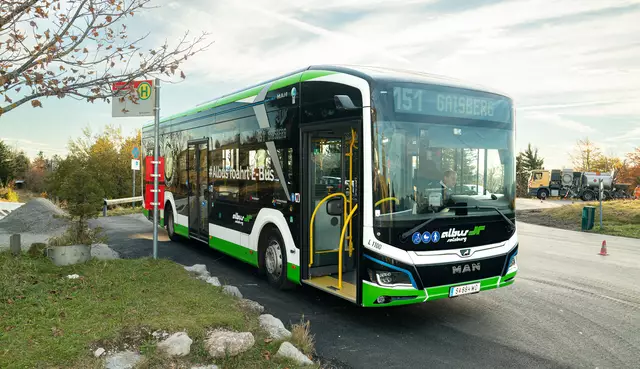Mit der vollständigen Elektrifizierung der Linie 151 wird ein starkes Zeichen in Richtung umweltfreundlicher Mobilität gesetzt. Die Investitionssumme beträgt laut Albus Geschäftsführer Hermann Häckl für die beiden Fahrzeuge 1,1 Millionen Euro. | Foto: Stadt Salzburg / Alexander Killer