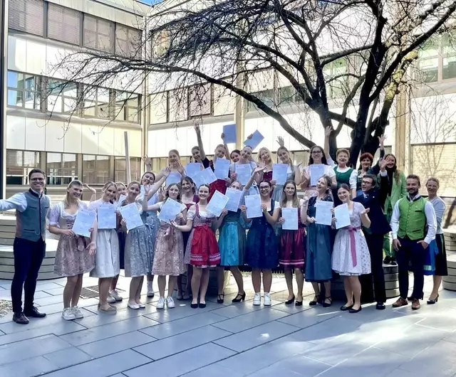 21 Schülerinnen der HLW/FSB Weiz freuen sich über den erfolgreichen Abschluss der Jungsommelier-Ausbildung. | Foto: HLW Weiz