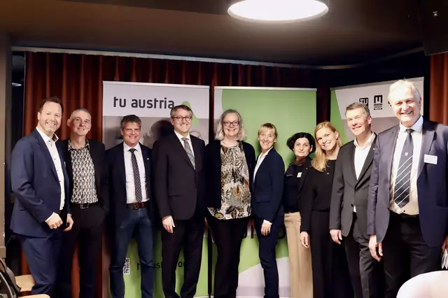 Strahlende Gesichter beim Netzwerken (v. l.): Stefan Zotti, Jörg Niehoff, Rektor Jens Schneider (TU Wien), Botschafter Franz Wirtenberger, Susanne Conze, Barbara Weitgruber, Vizerektorin Andrea Höglinger für Forschung (TU Graz), Susanne Feiel (Montanuniversität Leoben), Rektor Horst Bischof (TU Graz) und Rektor Peter Moser (Montanuniversität Leoben) | Foto: Zahra Reismüller