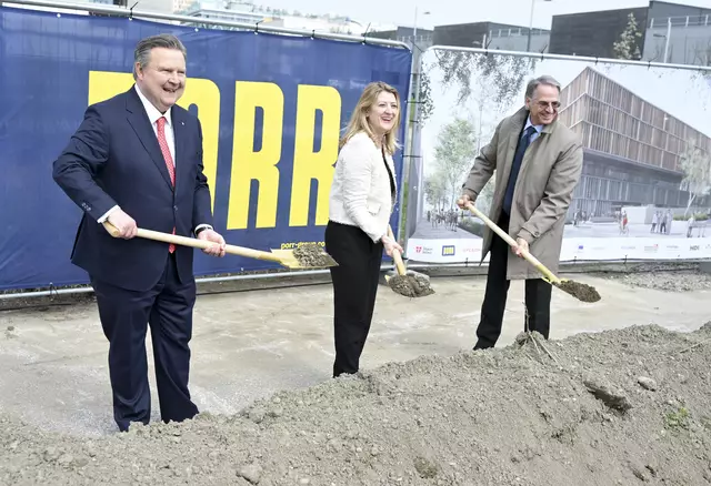 Bürgermeister Michael Ludwig (l., SPÖ), Vizebürgermeisterin Bettina Emmerling (Neos) sowie der Geschäftsführer der Porr Beteiligungen und Management Ludwig Steinbauer beim Spatenstich für das Berufsschulzentrum in der Seestadt. | Foto: Stadt Wien/Christian Jobst
