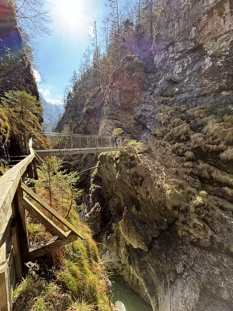Die beiden Redakteurinnen Nadine von Parsival und Fabienne Gruber wagten den Gang auf die Hohe Brücke 30 Meter über dem Wasser.  | Foto: Marlene Wallinger