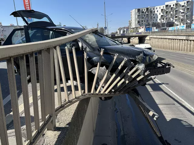 Der Fahrer des Pkw durchbrach das Geländer - das halbe Fahrzeug hing über die Brüstung. | Foto: FF Schwechat