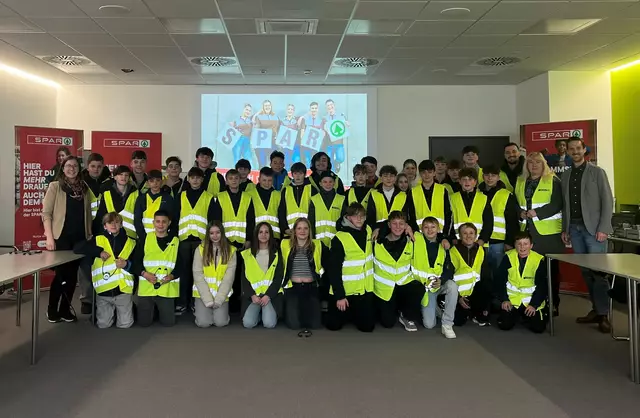 Praxis-Einblicke für die Schülerinnen und Schüler der Sportmittelschule Lambach beim Besuch der Spar-Zentrale in Marchtrenk. | Foto: WKO