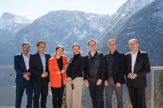 Kurt Thomanek (Vorstand Bergbau und Tourismus Salinen Austria AG), Torsten Pedit (Geschäftsführung Salzwelten), Barbara Winkelbauer (Geschäftsführung Salzwelten), Sigrid Aigner (Hasenauer.ARCHITEKTEN), Michael Leithinger (Vertriebsleiter Carvatech), Marcel Nussbaumer (Leiter Verkauf &amp; Marketing Garaventa AG) und Peter Untersperger (Vorstandsvorsitzender Salinen Austria AG). | Foto: Thomas Sattler