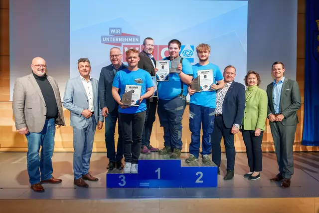 High-Tec Lehrling Siegerbild Mechatronik: Landesinnungsmeister Andreas Kandioler, Walter Trachsler (EVN), Robert Brunner (EEP Robotics GmbH), Robin Winter (3. Platz), Ewald Dangl (Test-Fuchs GmbH), Sieger Richard Riegler, Johann-Tobias Macho (2. Platz), Spartenobmann Jochen Flicker (Gewerbe und Handwerk NÖ), Bundesspartenobfrau Renate Scheichelbauer-Schuster, NÖ Bildungsdirektor Karl Fritthum (v.l.) | Foto: Josef Bollwein