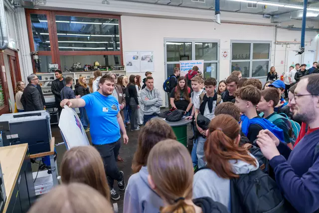 Großes Interesse der Schülerinnen und Schüler bei den verschiedenen Berufspräsentationen | Foto: Josef Bollwein