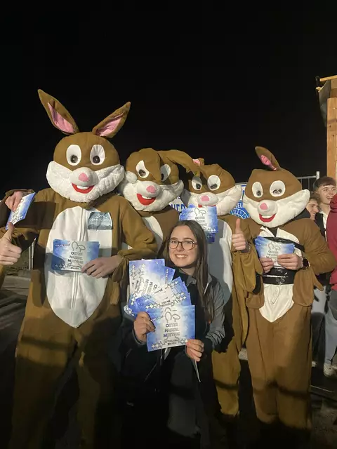 Große Gaudi beim Flyerverteilen: Aktuell machen die Thalheimer LJ-Mitglieder Werbung in Osterhasenkostümen. | Foto: Landjugend Thalheim