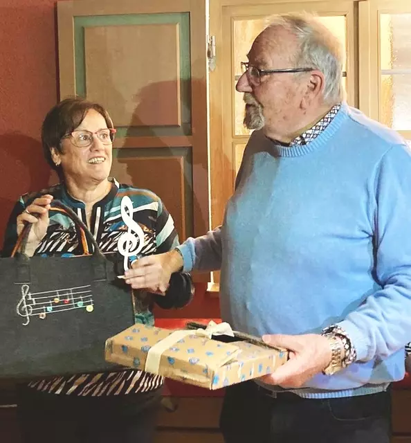 Für 40 Jahre geehrt, besungen und beschenkt: Silvia und Günter Tschuggnall | Foto: Liederkreis St. Georgen
