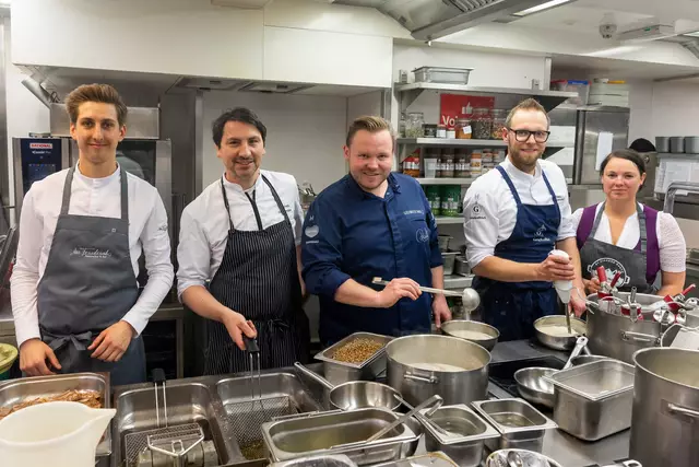 Servierten ein fünfgängiges Degustationsmenü: Sebastian Schrempf, Christian Spreitz, Richard Rauch, Franz Danklmaier und Lydia Schrempf | Foto: Martin Huber