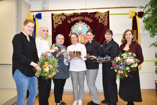 GR Patrizia Wolkerstorfer, Gülüzar Kübra Demir, Fatma Dindar, Marlene Krejcy, Viktoria Wöls und Vanessa Hober und Schuldirektorin Evelyne Platschka. | Foto: Preineder