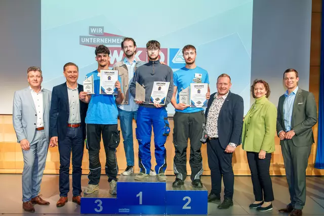 High-Tec Lehrling Siegerbild Elektrotechnik: Walter Trachsler (EVN), Landesinnungsmeister Friedrich Manschein, Manuel Steinhauser (3. Platz), Lukas Landsteiner (Landsteiner GmbH), Sieger Tobias Martin Nahringbauer, Moritz Kummer (2. Platz), Spartenobmann Jochen Flicker (Gewerbe und Handwerk NÖ), Bundesspartenobfrau Renate Scheichelbauer-Schuster, NÖ Bildungsdirektor Karl Fritthum (v.l.) | Foto: Josef Bollwein