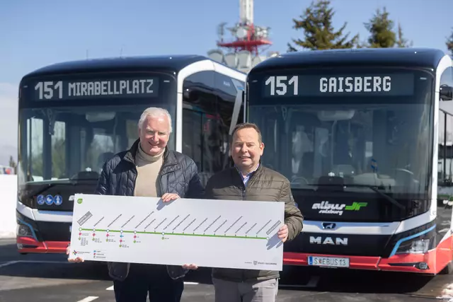 Der Gaisbergbus (Linie 151) führt ab sofort komplett elektrisch auf die Gaisbergspitze. Im Bild: Gaisbergkoordinator und Vizebürgermeister Florian Kreibich mit Hermann Häckl, Geschäftsführer von Albus. | Foto: Doris Wild / wildbild