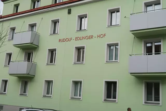 Ein Gemeindebau in Penzin trägt jetzt den Namen von Rudolf Salinger. | Foto: Patricia Hillinger/MeinBezirk